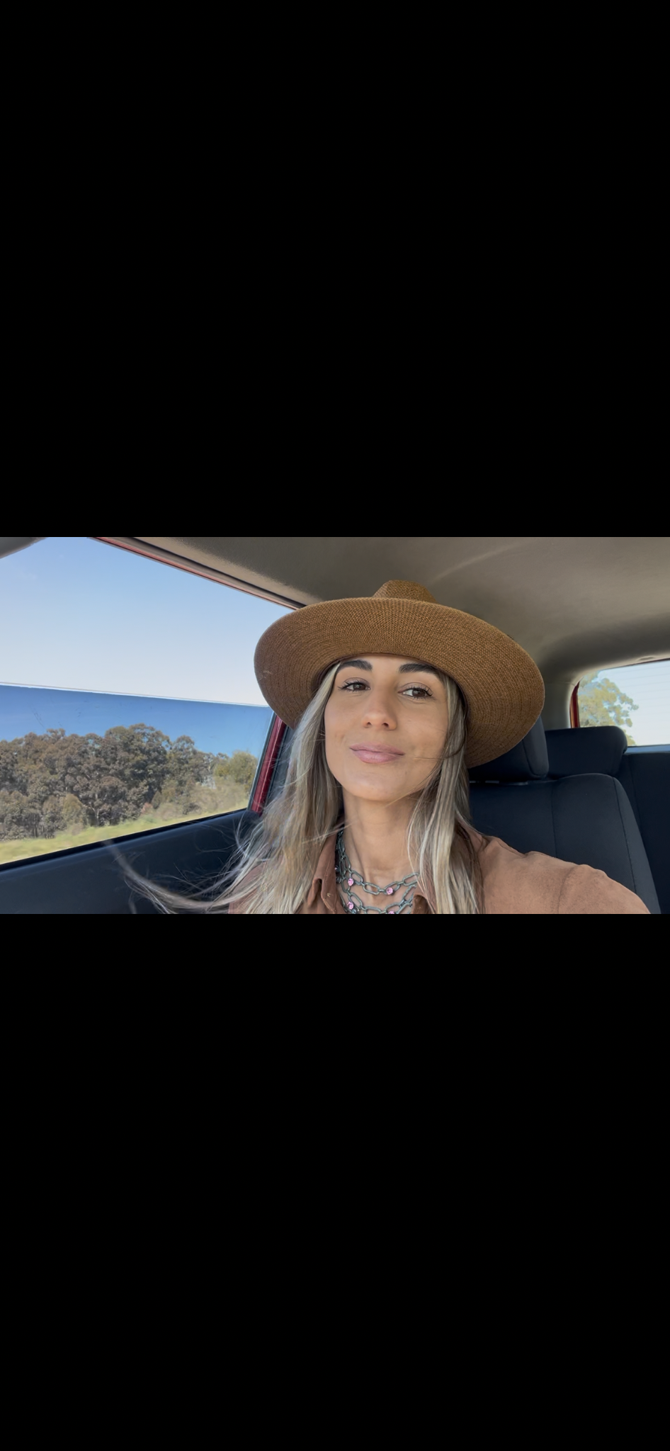 Agustina con sombrero en un día de aventura